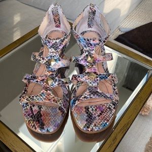 Söfft multicolored snakeskin sandals.  Zipper back.  Metal decor on top.